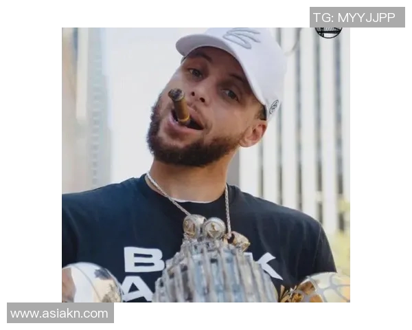 库里晒健身照引发热议，网友感叹：何时才能拥有这样的完美身材？