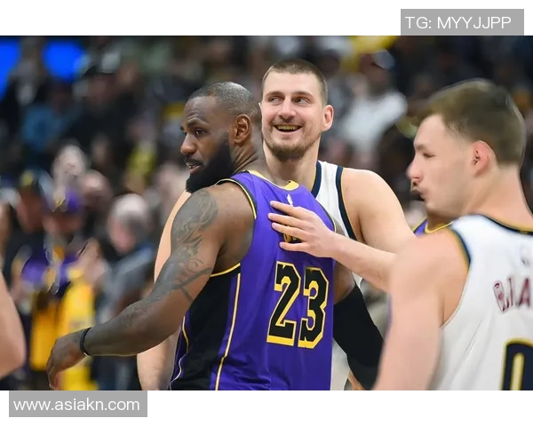 詹姆斯带领湖人逆转战胜勇士，继续保持不败的统治地位